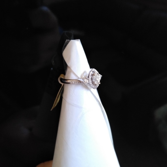 BEAUTIFUL $3000 DIAMOND RING - Picture 7 of 8